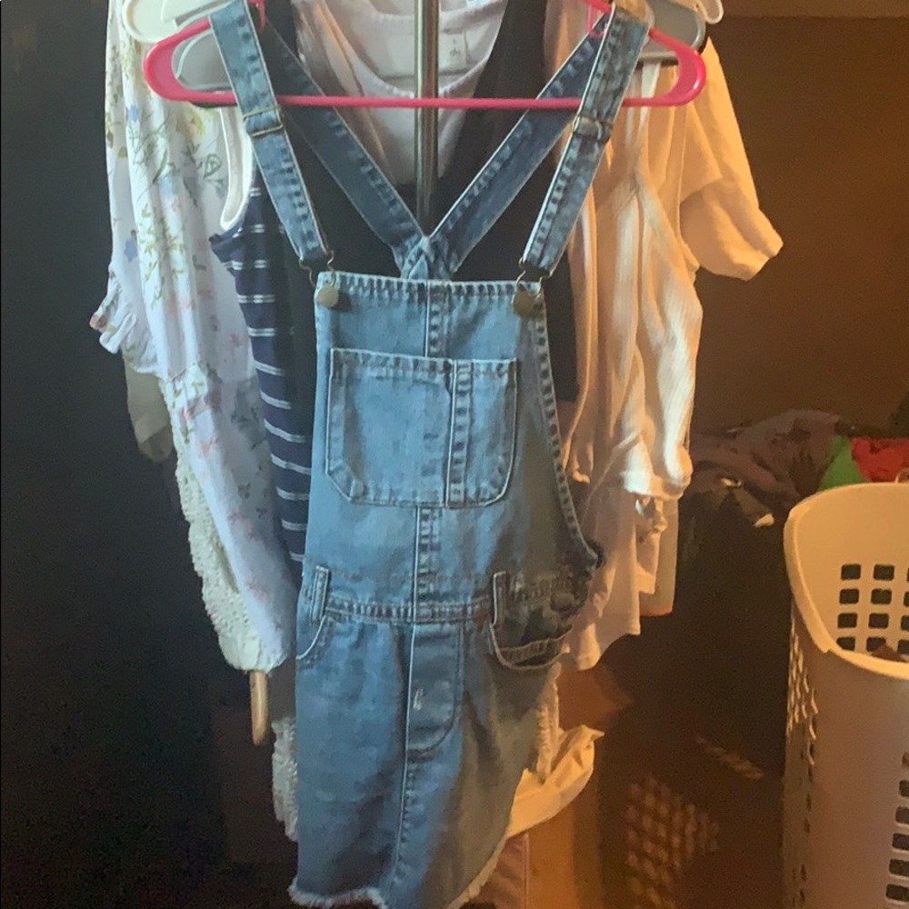 Super cute Billabong overall jumper